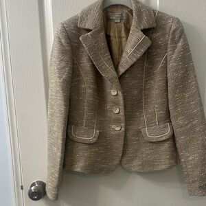 Tahari Tweed Tan, w white and black Textured Blazer size 2P.